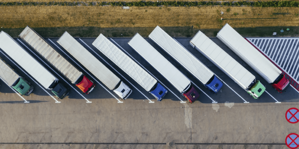 semirremolques-cenital-camiones-aparcados-transporte-aparcamiento